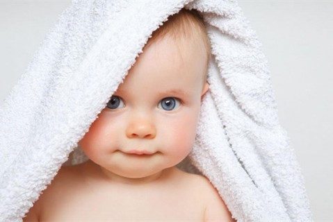 初乳很黄是不是不干净不可以喝？母乳怎么喂养太原捐卵宝宝？